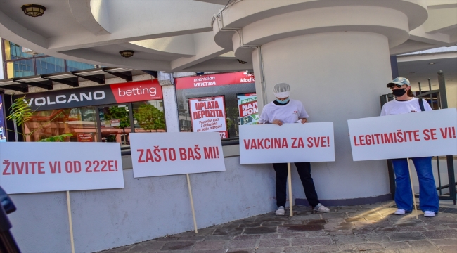 Karadağlı kafe ve restoran işletmecileri Kovid-19 tedbirlerini protesto etti