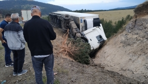 Kars'ta şarampole devrilen tırın sürücüsü yaralandı 
