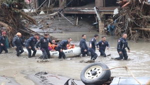 Kastamonu'da evleri sular altında kalan vatandaşlar botlarla tahliye edildi