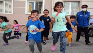 Kastamonu'da gönüllü gençler, yurtlarda kalan çocuk selzedelerin tebessüm etmelerini sağlıyor