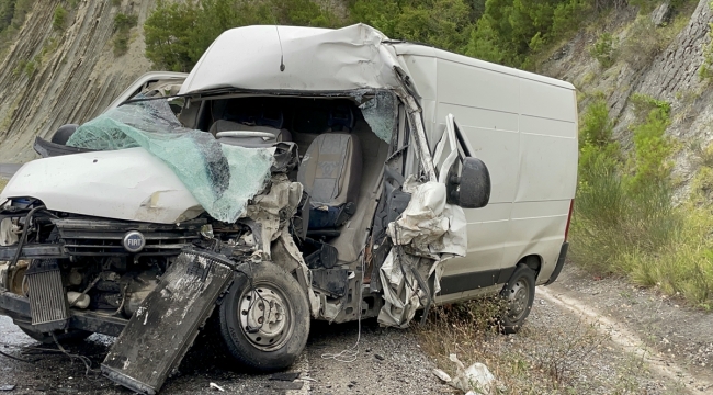 Kastamonu'da hafriyat kamyonu ile hafif ticari araç çarpıştı: 3 yaralı