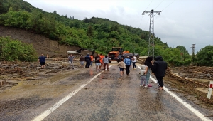 Kastamonu'da sel nedeniyle kapanan yolu açma çalışması yürütülüyor