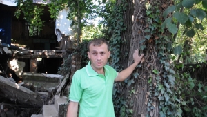 Kastamonu'daki selde ağaca çıkan kişi, babasını da kemeriyle çekip kurtardı