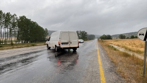 Kastamonu'nun Bozkurt ilçesinde Ezine Çayı'nın taşması sonucu su baskınları yaşanıyor