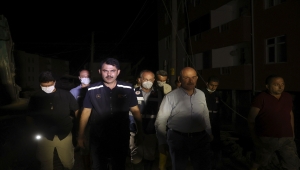 Kastamonu'nun Bozkurt ilçesinde sel nedeniyle yıkılan apartmanda arama kurtarma çalışmaları sürüyor