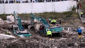 Kastamonu'nun Bozkurt ilçesindeki selde yıkılan apartmanda arama kurtarma çalışmaları aralıksız sürüyor