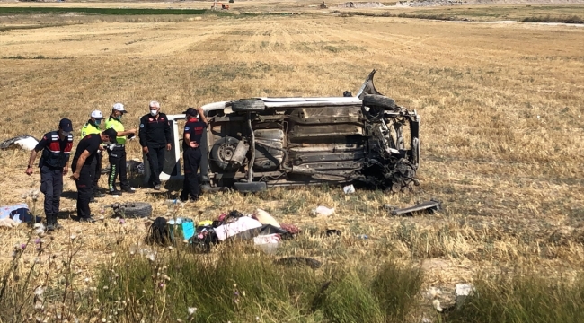 Kayseri'de hafif ticari araç şarampole devrildi: 3 ölü, 9 yaralı