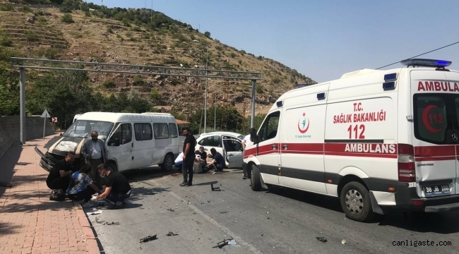 Kayseri'de otomobil ile minibüs çarpıştı: 3 yaralı