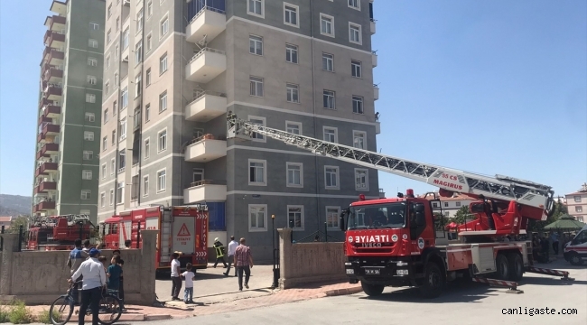 Kayseri Yunusemre Mahallesinde bir apartman dairesinde çıkan yangında 4 kişi dumandan etkilendi