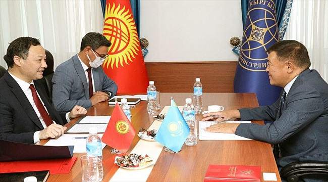 Kırgızistan, Kazakistan'dan gümrük kapılarındaki kısıtlayıcı önlemlerin kaldırılmasını istedi