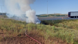 Kocaeli'de bariyere çarptıktan sonra yanan otomobil kullanılamaz hale geldi