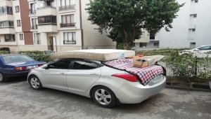 Kocaeli'de bazı vatandaşlar araçlarını sağanak ve doluya karşı battaniyelerle korumaya çalıştı