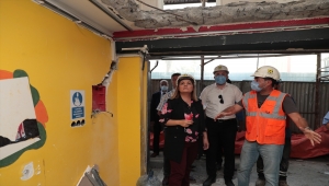 Kocaeli'de Marmara Depremi'nde ağır hasar gören binaların yıkımı devam ediyor