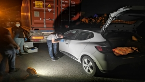 Kocaeli'de polisten kaçan şüpheliler kullandıkları çalıntı aracı terk edip ortadan uzaklaştı