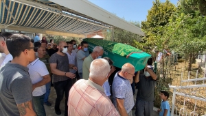 Manisa'da otomobille midibüsün çarpışması sonucu hayatını kaybeden 4 kişinin cenazesi toprağa verildi