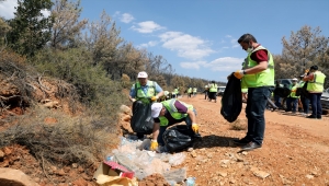 Menteşe'de orman yangınlarından etkilenen mahallede çevre temizliği yapıldı