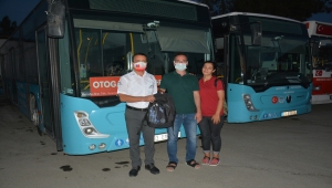 Mersin'de belediye otobüsünde unutulan düğün takılarının bulunduğu çanta sahiplerine verildi