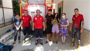 Mersin'de kanalizasyon borusunda sıkışan kedi yavrusunu itfaiye kurtardı