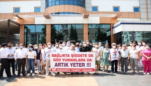 Mersin'de sağlık çalışanları meslektaşlarının darbedilmesini protesto etti