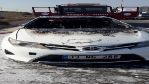 Mersin'de seyir halindeki otomobil yandı 