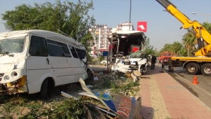 Mersin'de yolcu otobüsü devrildi: 33 yaralı