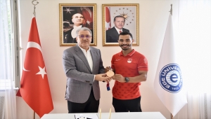 Milli cimnastikçi Ferhat Arıcan, Ege Üniversitesi Rektörü Necdet Budak'ı ziyaret etti
