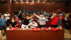 Milli karateci Eray Şamdan'ın anne ve babası, çocuklarının final mücadelesini heyecanla izledi