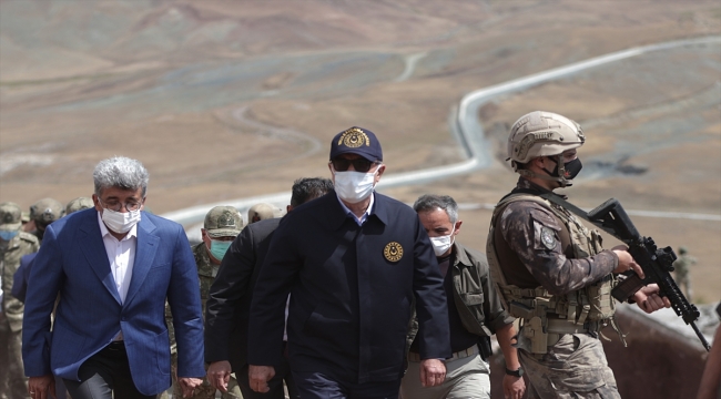 Milli Savunma Bakanı Akar, Türkiye-İran sınır hattında alınan tedbirleri yerinde inceliyor