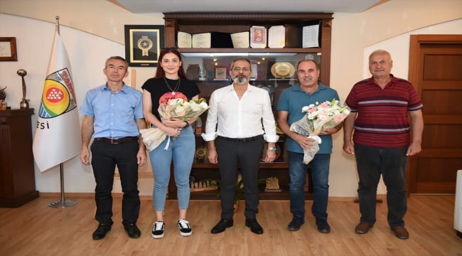 Milli voleybolcu Tuğba Şenoğlu, Tarsus Belediye Başkanı Bozdoğan'ı ziyaret etti