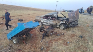 Motosikleti "pat pat"a yüklemeye çalışırken otomobilin çarptığı 3 kişi öldü