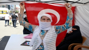 Muş'ta çocukları terör örgütü PKK tarafından dağa kaçırılan aileler HDP binası önünde eylem yaptı
