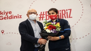 Olimpiyat şampiyonu Busenaz Sürmeneli yurda döndü