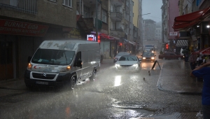 Ordu'nun Fatsa ilçesinde sağanak nedeniyle çok sayıda ev ve iş yerini su bastı