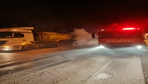 Osmaniye'de seyir halindeki tırın lastikleri alev aldı