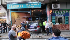 Rize'de kontrolden çıkan otomobil fırına çarptı: 2 yaralı