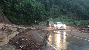 Rize'nin Çayeli ilçesinde Ağaran Şelalesi taştı
