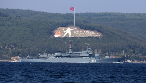Rus askeri gemisi Çanakkale Boğazı'ndan geçti
