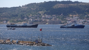 Rus donanmasına ait arızalı tanker Çanakkale Boğazı'ndan geçirildi
