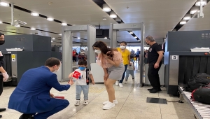 Sabiha Gökçen Havalimanı'nda yolculara Zafer Bayramı dolayısıyla Türk bayrağı dağıtıldı