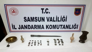 Samsun'da bir araçta 35 sikke, 2 gözyaşı şişesi ile çeşitli tarihi eserler ele geçirdi