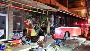 Samsun'da hafif ticari araçla çarpışan halk otobüsü markete girdi: 8 yaralı