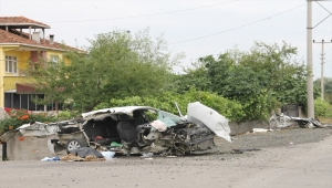 Samsun'da otomobil aydınlatma direğine çarptı:1 ölü, 2 yaralı 