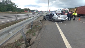 Samsun'da otomobilin bariyere çarpması sonucu bir kişi öldü, iki kişi yaralandı