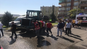 Şanlıurfa'da öğrenci servisiyle iş makinesi çarpıştı: 10 yaralı