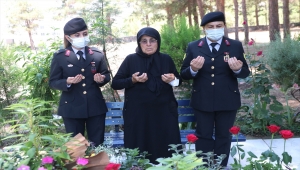 Şehit başçavuş Ferhat Gedik'in mezarı başında Kuran-ı Kerim okundu