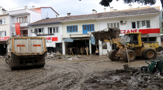Sel felaketinin yaşandığı Bozkurt'ta enkaz kaldırma ve temizlik çalışmaları devam ediyor