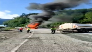 Sel felaketinin yaşandığı Kastamonu Bozkurt'a yardım taşıyan tırda yangın çıktı