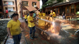 Selin vurduğu Bozkurt'ta çamurdan temizlenen sokaklar yıkanıyor