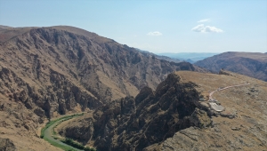 Sivas'ta adrenalin tutkunlarını ağırlayacak "cam seyir terası" ziyarete açıldı