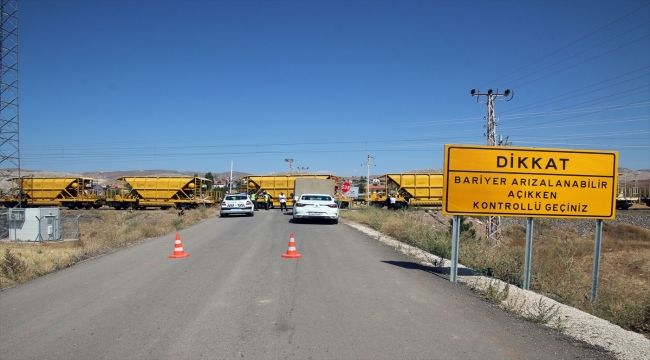 Sivas'ta manevra yapan yük treninin 2 vagonu raydan çıktı